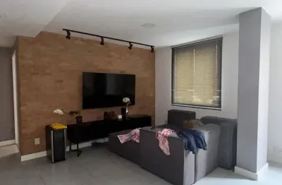 Apartamento espaçoso  na av. copacabana-posto4 .local tranquilo/sol da manhã/2°andar,fundos,indefensável