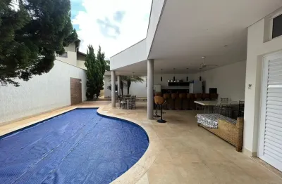 Ampla casa térrea de 3 suítes na região central com piscina - Piracicaba/SP