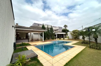 Linda casa em condomínio num terreno de 1.127m e com 670 m de área construída e uma belíssima área de lazer