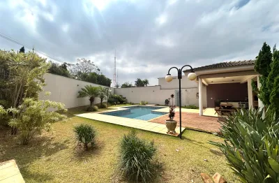 Linda casa em condomínio num terreno de 1.127m e com 670 m de área construída e uma belíssima área de lazer