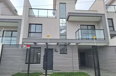 Belíssimo sobrado novo no abranches com arquitetura contemporânea e materiais de primeira.
