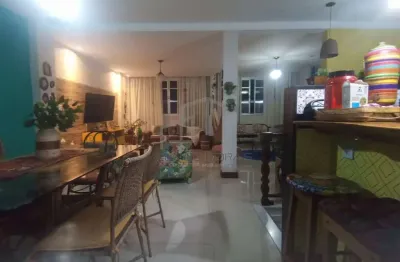 Excelente casa localizada na rua gama rosa, recem reformada, próxima ao comercio, contem uma varand