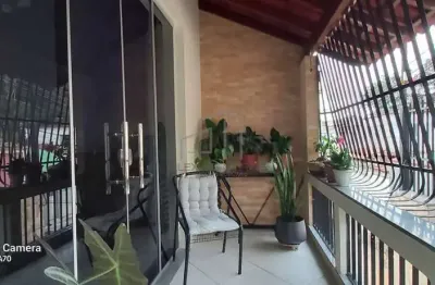 Maravilhosa casa à venda, no bairro santo antônio, possuindo 2 quartos no andar de cima e 2 quartos
