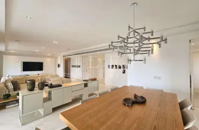 Refúgio sofisticado em moema: amplo, privativo e completo !