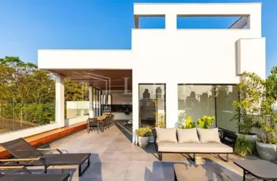 Casa cinematográfica com vista permanente para o verde e skyline