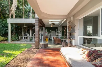 Casa em condomínio fechado com 4 quartos para alugar na Rua Itapaiuna, --, Jardim Morumbi, São Paulo