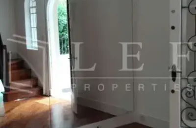 Casa com 2 quartos para alugar na Rua Moacir Piza, --, Jardim América, São Paulo