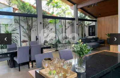 Excelente casa localizada no bairro jardim karaíba, oferecendo todo o conforto, requinte e espaço que você e sua família merecem.