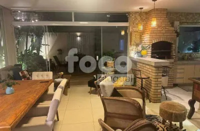Excelente casa em condomínio fechado em uma das melhores regiões da cidade.