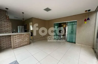 Casa em condomínio fechado em uma das melhores regiões da cidade.