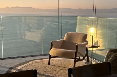 Apartamento 4 suítes - mobiliado e pronto para morar - vista mar próximo à praia no centro de itapema - projeto decorado e assinado por léo maia - todo o mobiliário assinado por jader almeida