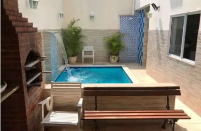 Condomínio lindíssima casa reformada com piscina e churrasqueira