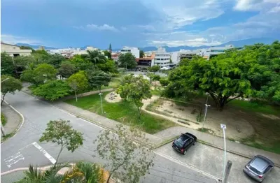 Cobertura 5 minutos da praia posto 10 - vista totalmente livre para praça