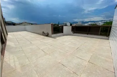 Cobertura 5 minutos da praia posto 10 - vista totalmente livre para praça