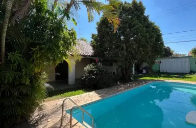 Casa térrea com piscina, quatro quartos e um grande jardim a venda em itu