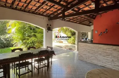 Casa térrea com piscina, quatro quartos e um grande jardim a venda em itu