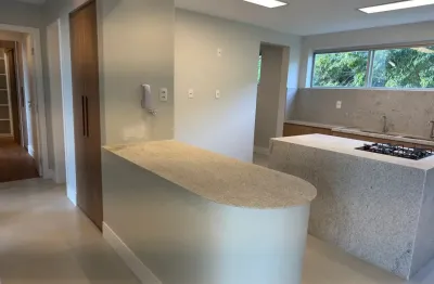 Lindo apartamento reformado, com fino acabamento em ótima localização.