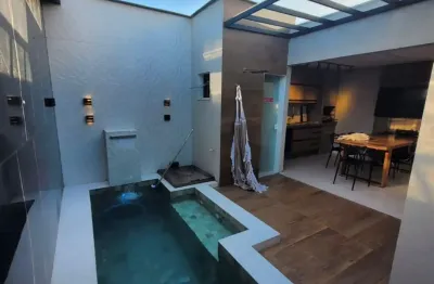 Casa mobiliada com piscina aquecida à venda no condomínio - porteira fechada e energia solar!