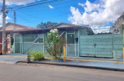 Casa com 3 quartos à venda na Rua 4, Vila Abajá, Goiânia