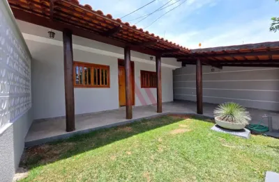 Casa térrea para alugar no parque das laranjeiras, com 3 quartos sendo 1 suíte, quintal e garagem coberta