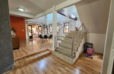 Casa/sobrado 4 quartos 2 suítes 4 banheiros 2 vagas de garagem no bairro floresta joinville sc