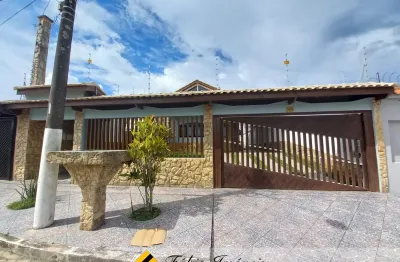Linda casa a venda com piscina e 4 quartos lado praia em peruíbe litoral sul de sp
