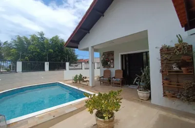 A oportunidade que você esperava em peruíbe! casa térrea a venda com  3 quartos,  área gourmet ,piscina próximo ao mar