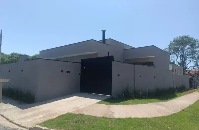 Belíssima casa nova com piscina na região central de peruíbe no bal. stella maris.