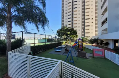 Apatamento com vista para área de lazer, com armários planejados.