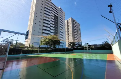 Apatamento com vista para área de lazer, com armários planejados.