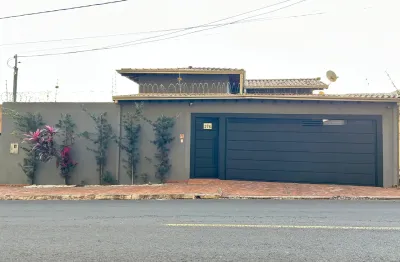 Casa com 3 quartos no bairro universitário, armários planejados e espaço para churrasco