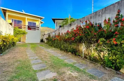 Casa em rua pública 4/4 com 3 suites, piscina privativa.