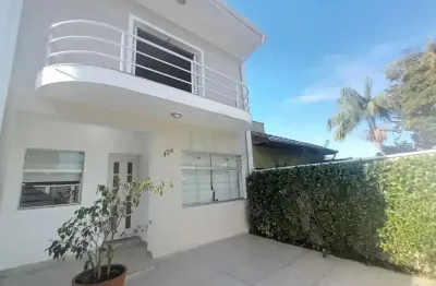 Linda casa na região central de poços de caldas. bem localizada.