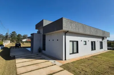 Casa térrea em condomínio fechado com acabamento de alto padrão