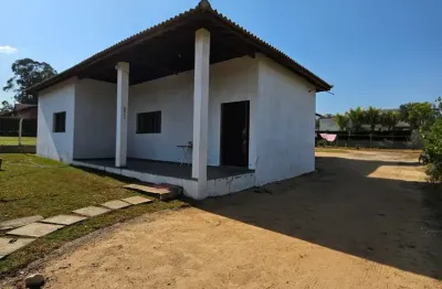 Casa em fase de acabamento com pé direito alto e quartos espaçosos
