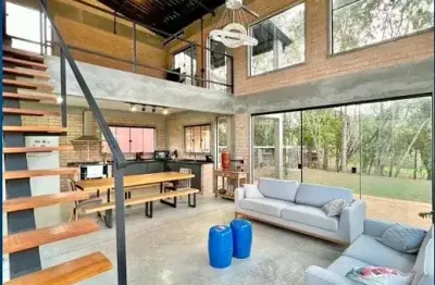 Linda casa de campo em estilo industrial moderno com amplo jardim em condomínio fechado