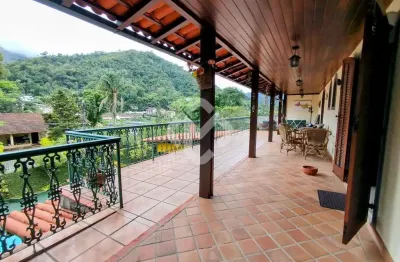 Casa com 4 quartos, piscina - ótima localização - teresópolis rj