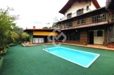 Casa com 4 quartos, piscina - ótima localização - teresópolis -rj