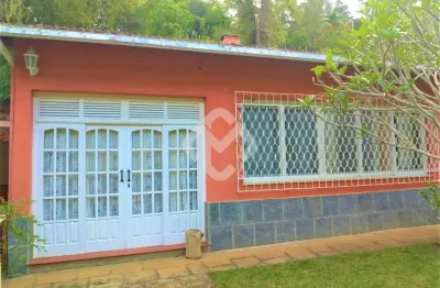 Casa em condomínio com 3 quartos e casa de caseiro - teresópolis - rj
