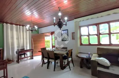 Casa linear em condomínio com 3 quartos (sendo 1 suíte) - teresópolis rj