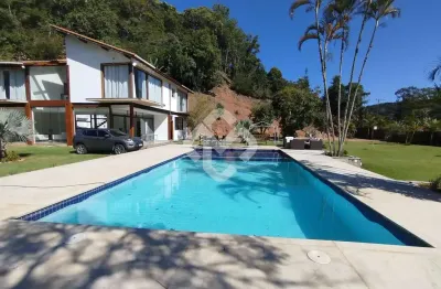 Ótima casa com 3 quartos, piscina, espaço verde em teresópolis rj