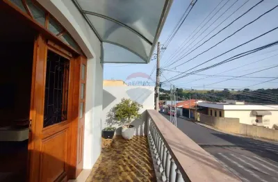 Sobrado amplo, arejado e pronto para morar em bairro tradicional de itaiba