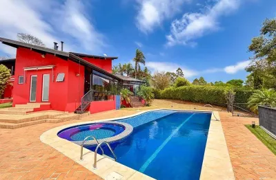 Residência de Alto Padrão Mobiliada em Condomínio Fechado e Arborizado, no Condomínio Vale de Santa Fé - Vinhedo/SP