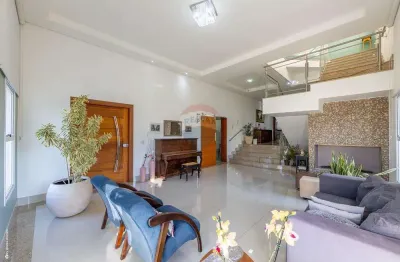 Casa com 4 suítes, espaço gourmet, estúdio, sauna e piscina no Condomínio Zurich Dorf em Valinhos/SP