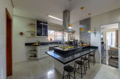 Casa com 4 suítes, espaço gourmet, estúdio, sauna e piscina no Condomínio Zurich Dorf em Valinhos/SP