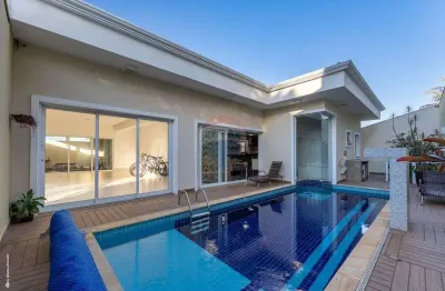 Casa com 4 suítes, espaço gourmet, estúdio, sauna e piscina no Condomínio Zurich Dorf em Valinhos/SP