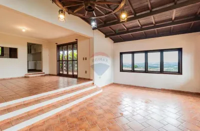 Sobrado no Condomínio Aldeia Suíça, na Cidade de Valinhos/SP