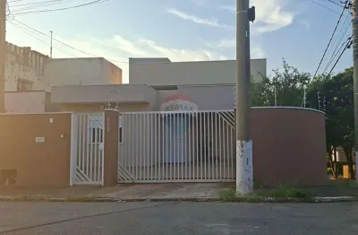 Casa de Esquina para alugar com 3 Dormitórios e Suíte, Vila Planalto, próximo ao Centro de Vinhedo/SP