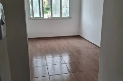 Vende se lindo apartamento de frente . na av marechal floriano peixoto 1480