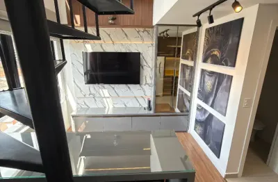 Loft moderno e sofisticado com quartzo stellar amarelo todo mobiliado